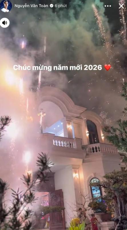 Sao bóng đá Việt đón Tết 2026: Văn Toàn khoe pháo hoa bên biệt thự, Quế Ngọc Hải gửi lời chúc ngọt ngào đến vợ- Ảnh 1.