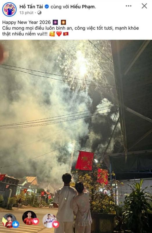 Sao bóng đá Việt đón Tết 2026: Văn Toàn khoe pháo hoa bên biệt thự, Quế Ngọc Hải gửi lời chúc ngọt ngào đến vợ- Ảnh 3.
