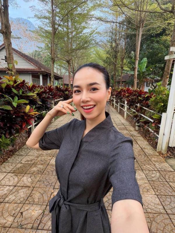 Vợ đạo diễn trăm tỷ khoe visual 20 năm không già nhưng vòng eo mỏng dính mới là tâm điểm- Ảnh 10.