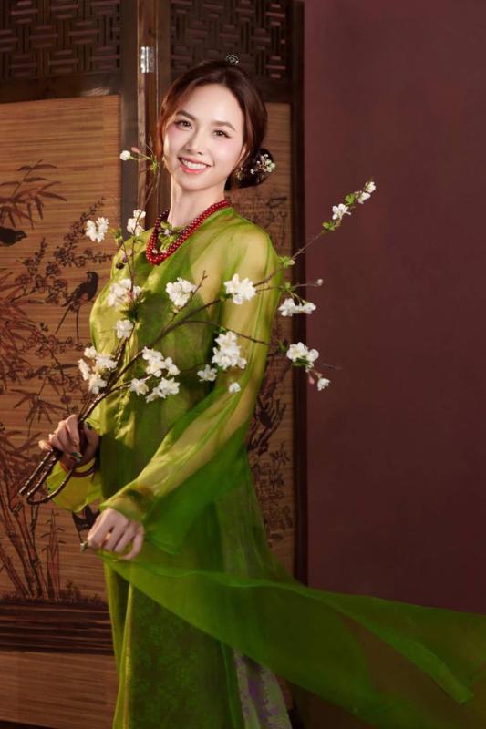 Vợ đạo diễn trăm tỷ khoe visual 20 năm không già nhưng vòng eo mỏng dính mới là tâm điểm- Ảnh 12.