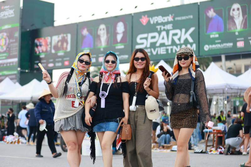 Báo Hàn “sốc” với tốc độ phát triển của thị trường giải trí Việt Nam: Fan chi tiền bạo, G-DRAGON bất ngờ được xướng tên- Ảnh 2.