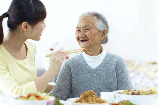 Con cái rời nhà sau kỳ nghỉ, ai biết bữa cơm lặng lẽ của cha mẹ lại là khởi đầu cho những điều này- Ảnh 3.
