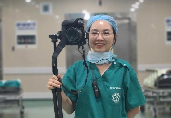 Người phụ nữ lặng lẽ ghi lại những khoảnh khắc sinh tử sau cánh cửa phòng mổ- Ảnh 2.