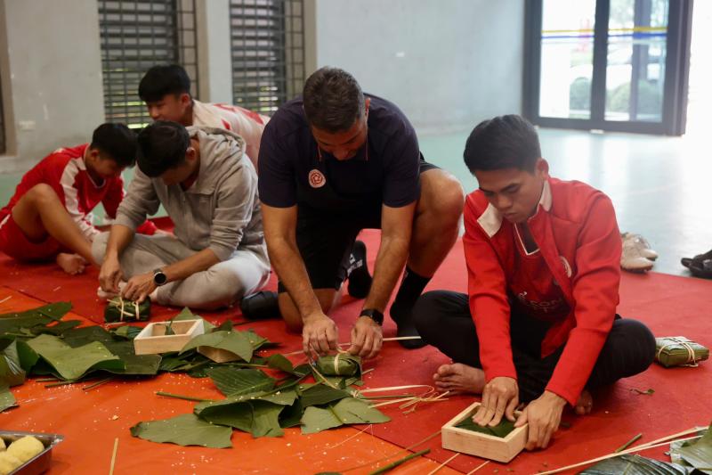Khuất Văn Khang trổ tài gói bánh chưng- Ảnh 3.