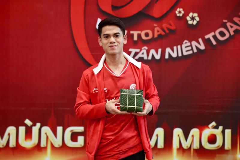 Khuất Văn Khang trổ tài gói bánh chưng- Ảnh 1.