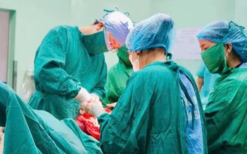 Cứu sống sản phụ rau bong non nguy kịch và bé sơ sinh chỉ 700g- Ảnh 1.