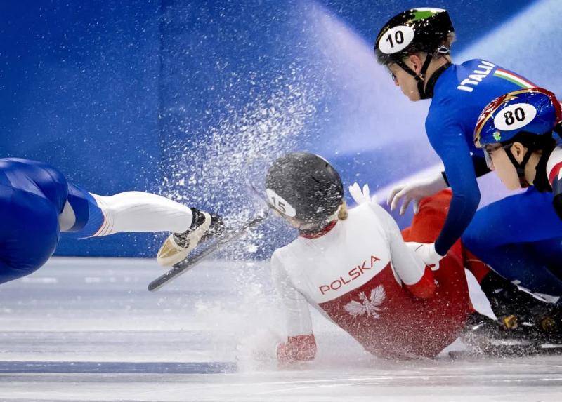 Kinh hoàng Olympic: VĐV bị giày của đối thủ cứa vào mắt, buộc nằm cáng rời sân- Ảnh 3.