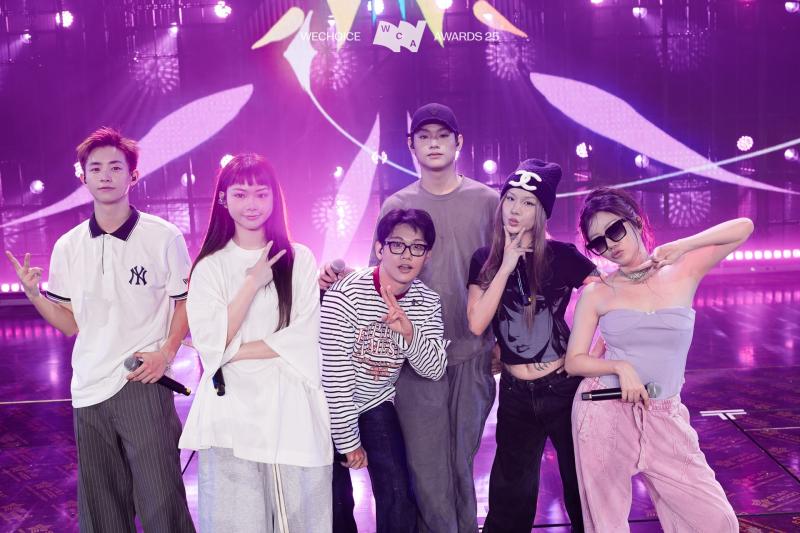 Ngay lúc này: buitruonglinh - CONGB đổ bộ tổng duyệt WeChoice Awards, 1 Anh Trai vừa hát xong thì bỏ chạy- Ảnh 6.