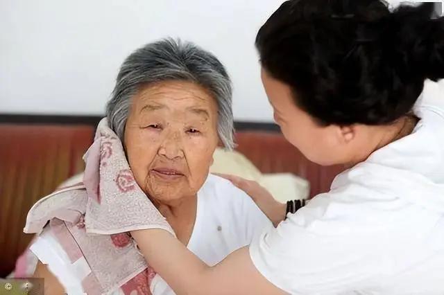 Rửa mặt vào buổi sáng và buổi tối có sai không? Các bác sĩ khuyên: Sau 60 tuổi, tốt nhất nên thay đổi 3 thói quen rửa mặt- Ảnh 1.