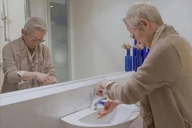 Rửa mặt vào buổi sáng và buổi tối có sai không? Các bác sĩ khuyên: Sau 60 tuổi, tốt nhất nên thay đổi 3 thói quen rửa mặt- Ảnh 4.