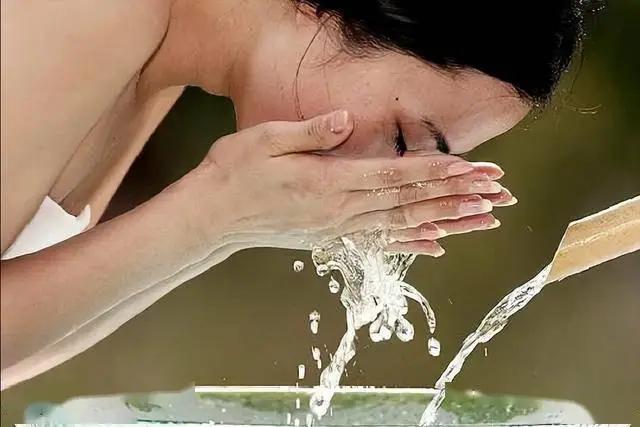 Rửa mặt vào buổi sáng và buổi tối có sai không? Các bác sĩ khuyên: Sau 60 tuổi, tốt nhất nên thay đổi 3 thói quen rửa mặt- Ảnh 3.