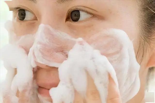 Rửa mặt vào buổi sáng và buổi tối có sai không? Các bác sĩ khuyên: Sau 60 tuổi, tốt nhất nên thay đổi 3 thói quen rửa mặt- Ảnh 2.