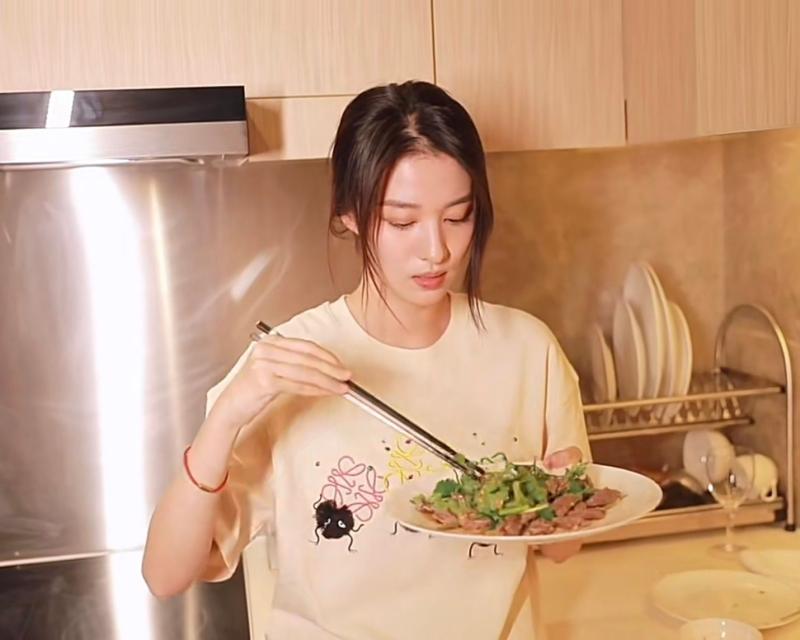 Đằng sau vẻ đẹp thần tiên tỷ tỷ của mỹ nhân mệnh danh "Tiểu Lưu Diệc Phi" là bí quyết giữ da trong veo khiến ai cũng muốn học theo- Ảnh 7.