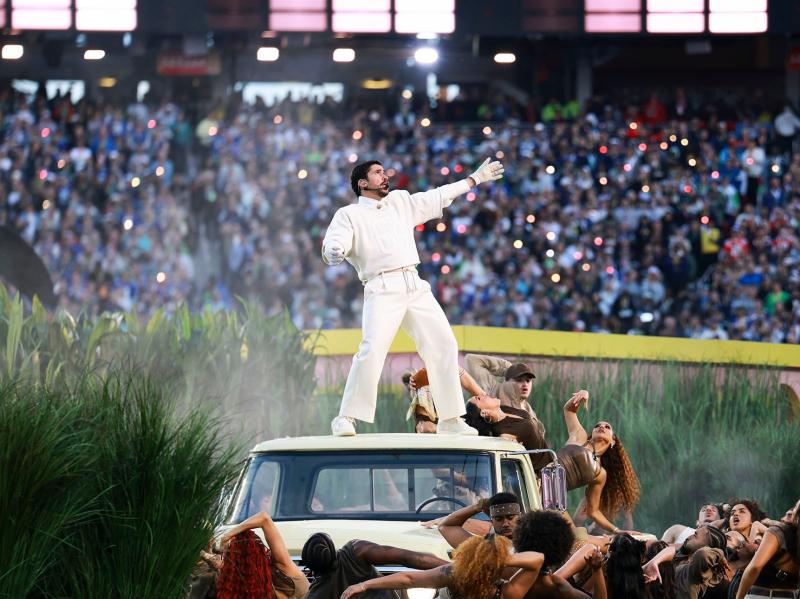 Sự thật về màn trình diễn lịch sử tại Super Bowl: Khán giả đứng đực như tượng, 70 nghìn người không tiếng hò reo- Ảnh 1.