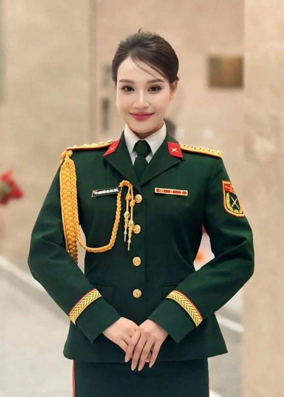 Nữ ca sĩ xinh đẹp mang quân hàm Thượng uý, là quán quân 2 cuộc thi âm nhạc lớn- Ảnh 1.