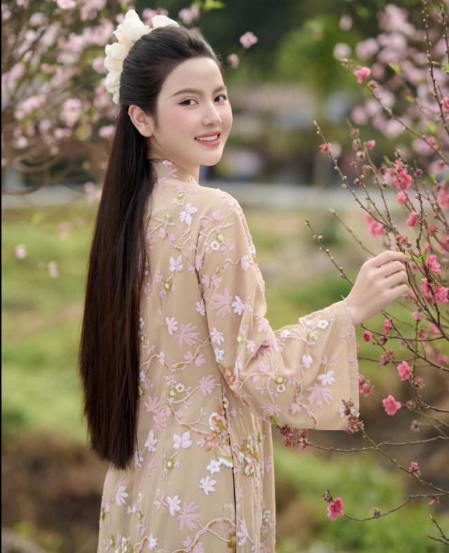 Chu Thanh Huyền xinh như búp bê, Quang Hải đi 