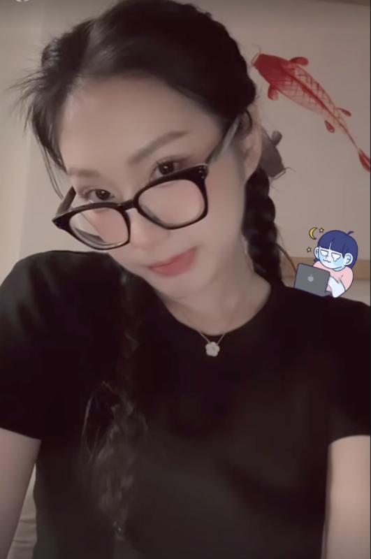 Tiểu thư Doãn Hải My khoe đi học Thạc sĩ Luật, Văn Hậu  nhiệt tình ủng hộ vợ thành 