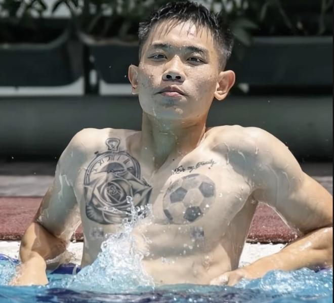 Hé lộ hình xăm ý nghĩa trên lưng Đình Bắc, đây là động lực giúp ngôi sao U23 Việt Nam vượt khó và toả sáng- Ảnh 2.