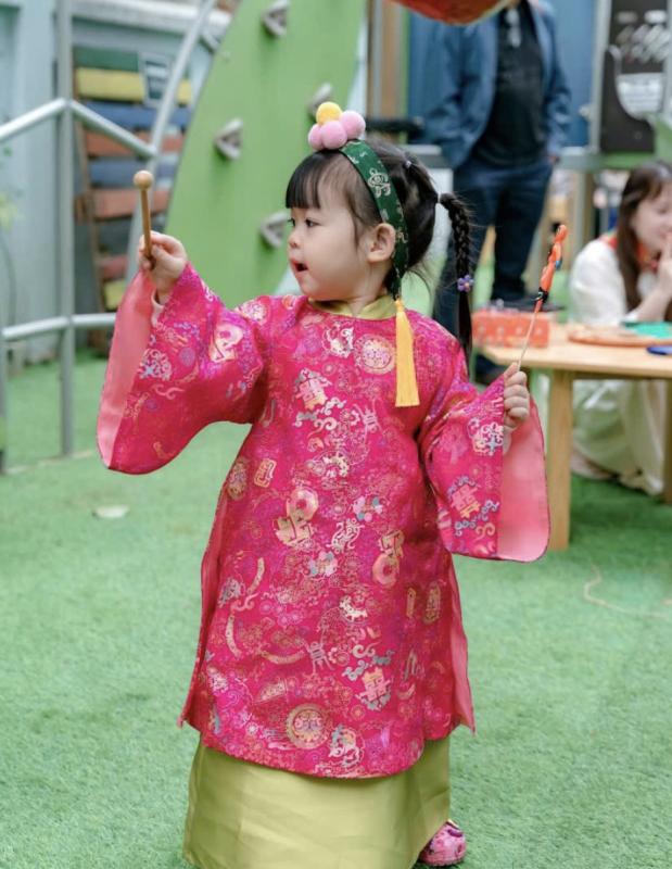 Ái nữ nhà Đỗ Mỹ Linh và Chủ tịch CLB Hà Nội diện áo dài đón Tết, visual “cưng xỉu”- Ảnh 2.