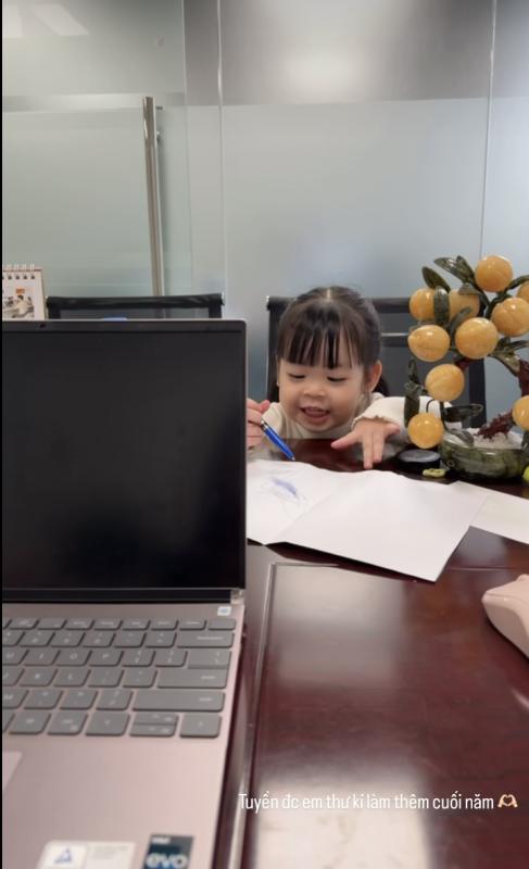 Dâu hào môn Đỗ Mỹ Linh miệt mài làm việc giáp tết , ái nữ Chủ tịch Hà Nội FC làm 