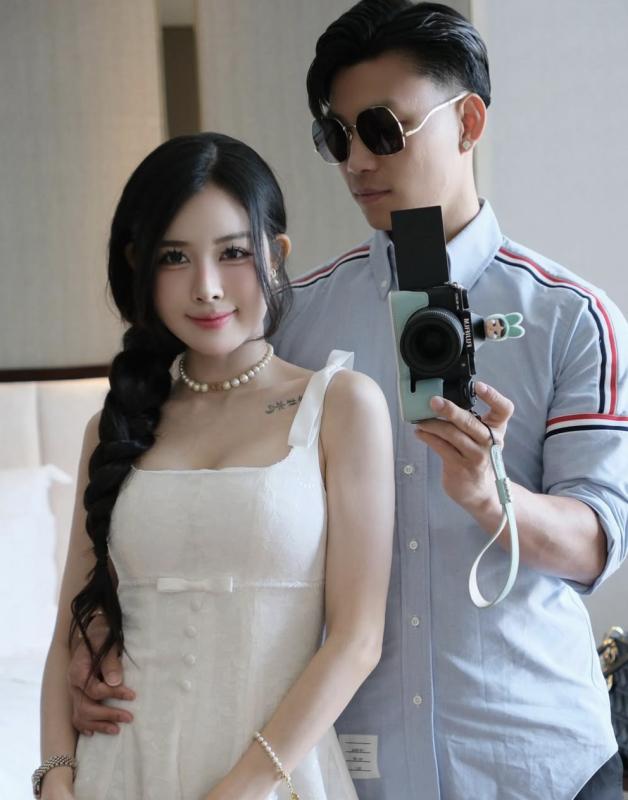Văn Thanh cực tình bên bạn gái 