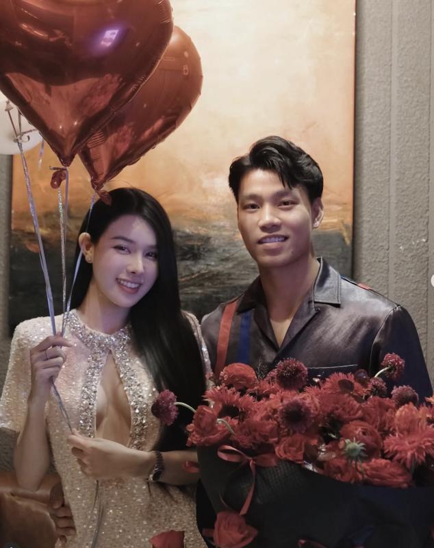 Văn Thanh cực tình bên bạn gái 