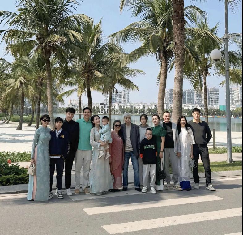 Mẹ vợ hot nhất làng bóng đá du xuân cùng nhà Văn Hậu, visual trẻ đẹp đỉnh chóp, Doãn Hải My cũng phải dè chừng- Ảnh 1.
