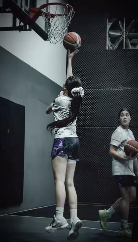 Hạt Dẻ nhà MC Quyền Linh khoe chân dài cực phẩm trên sân bóng rổ, combo gái xinh giỏi thể thao ai gặp cũng mê- Ảnh 11.
