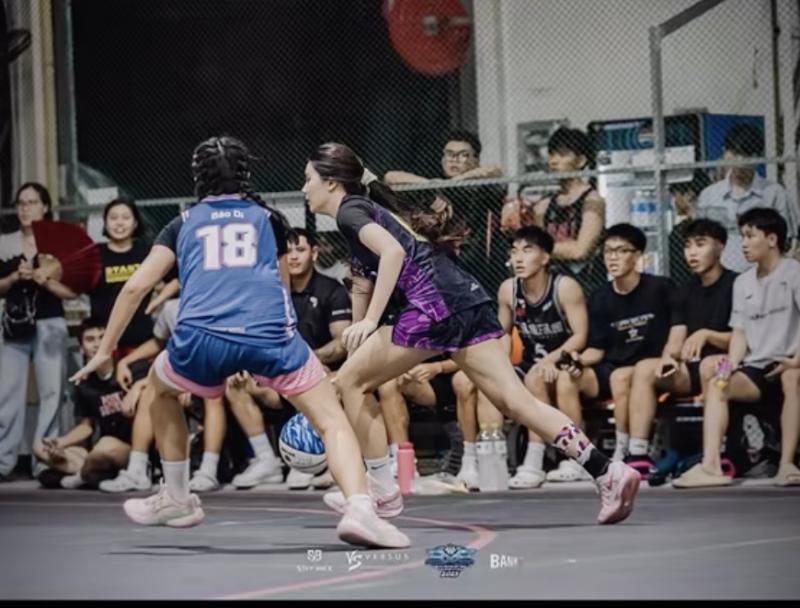Hạt Dẻ nhà MC Quyền Linh khoe chân dài cực phẩm trên sân bóng rổ, combo gái xinh giỏi thể thao ai gặp cũng mê- Ảnh 15.
