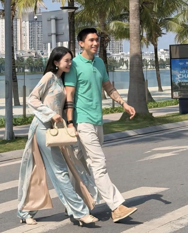 Doãn Hải My bế con ngắm pháo hoa ở khu biệt thự bạc tỷ, một câu nói của bà ngoại về Văn Hậu cực viral- Ảnh 2.