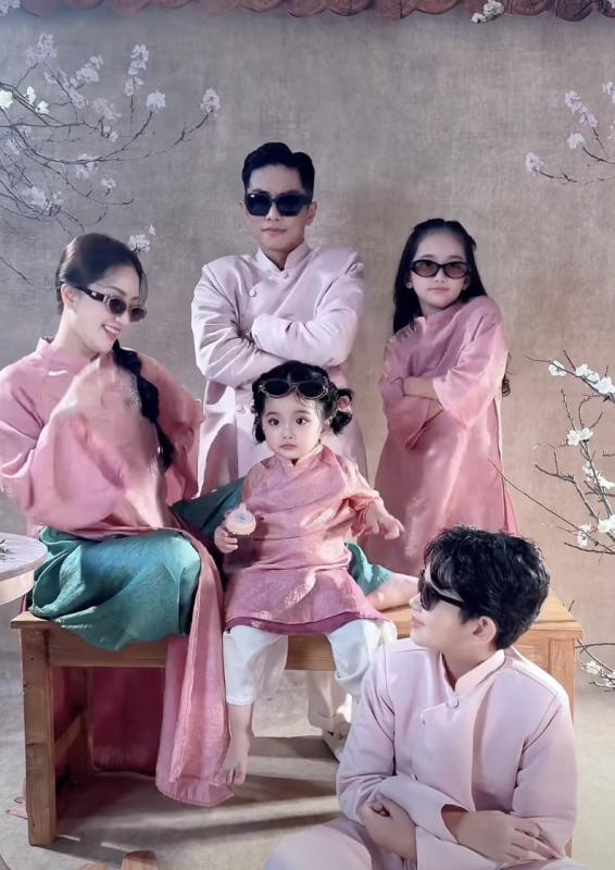 Gia đình Khánh Thi - Phan Hiển gây 
