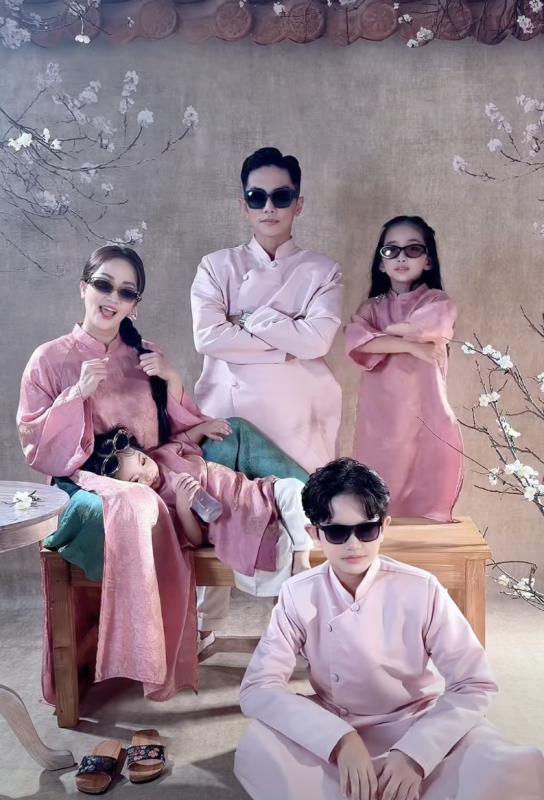 Gia đình Khánh Thi - Phan Hiển gây 