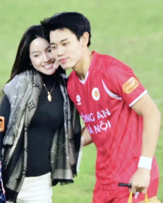 Đình Bắc hot đến mức Chu Thanh Huyền - vợ Quang Hải cũng phải xuống sân xin chụp ảnh cùng- Ảnh 3.