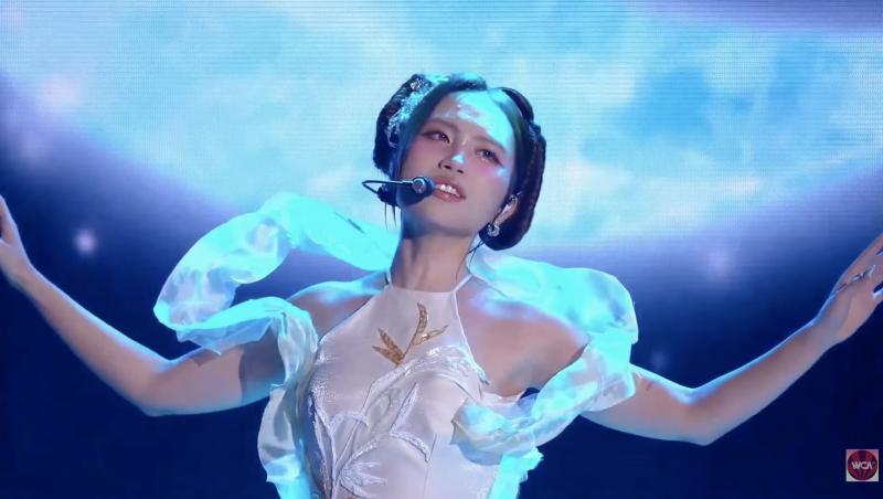 Phương Mỹ Chi và Phương Ly “bắt tay” chơi lớn, đưa WeChoice vào 2 không gian trên cùng 1 sân khấu- Ảnh 1.
