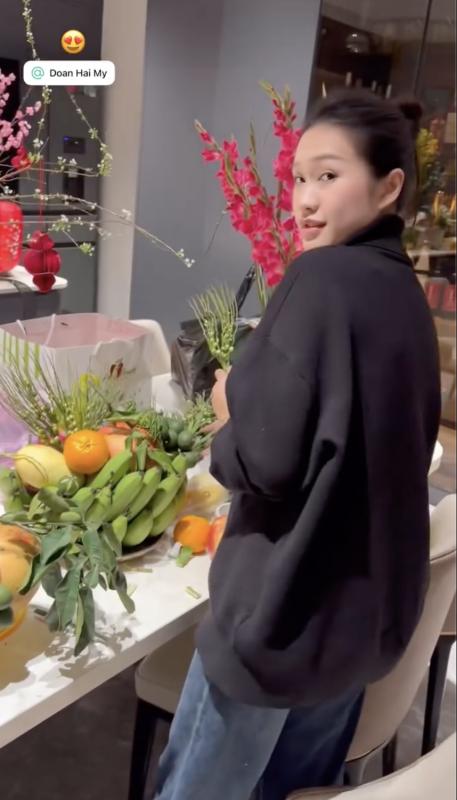 Còn ai đảm đang hơn Doãn Hải My, Văn Hậu tự hào khoe vợ cặm cụi bày mâm ngũ quả Tết trong căn biệt thự- Ảnh 1.