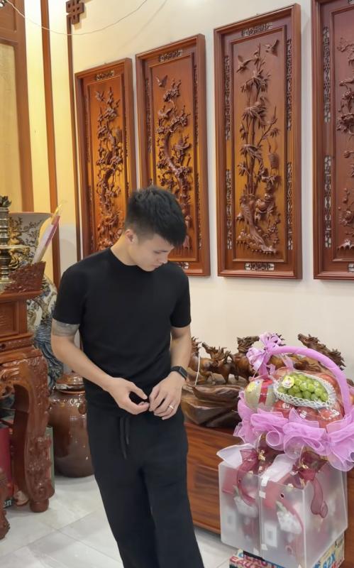Quang Hải tất bật mang quà Tết biếu bố mẹ vợ- Ảnh 1.