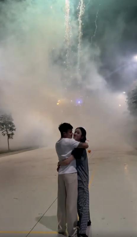 Quang Hải vừa ngắm pháo hoa vừa hôn Chu Thanh Huyền đầy ngọt ngào ngày năm mới- Ảnh 2.