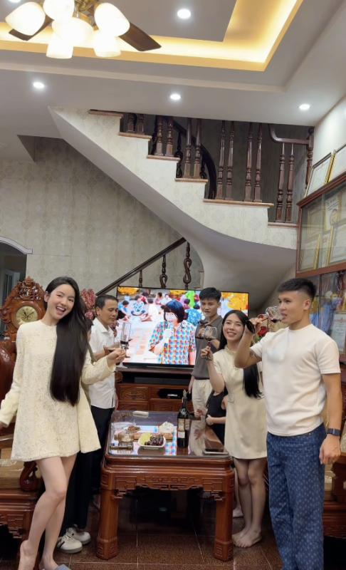 Quang Hải vừa ngắm pháo hoa vừa hôn Chu Thanh Huyền đầy ngọt ngào ngày năm mới- Ảnh 1.