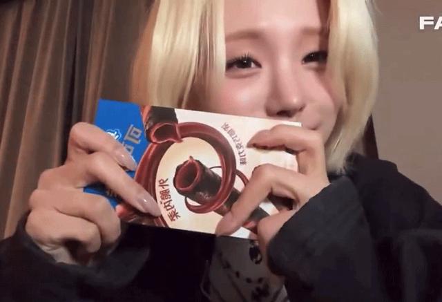 Một nữ idol bị chỉ trích vì ăn vặt, phải xin lỗi ngay trên livestream- Ảnh 1.