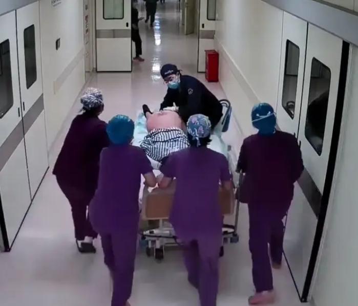 Sa dây rốn nguy kịch: Bệnh viện chạy đua 8 phút, cứu sống cả mẹ và con- Ảnh 1.