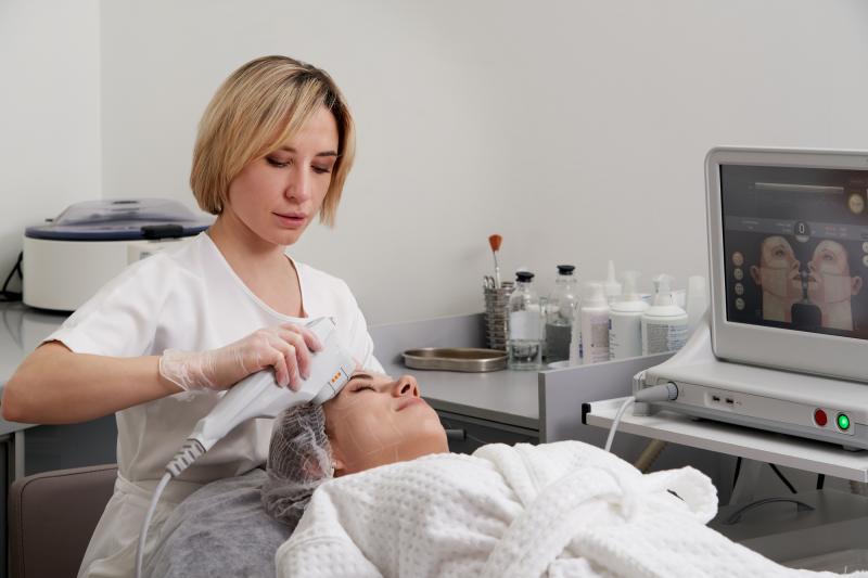 Nữ ca sĩ mất Tết, bị bỏng nặng một bên mặt khi đi làm đẹp- Ảnh 5.
