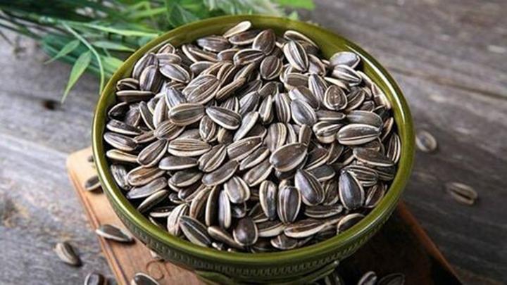 Cảnh báo ăn nhiều hạt hướng dương dịp Tết dễ bị sỏi thận- Ảnh 1.