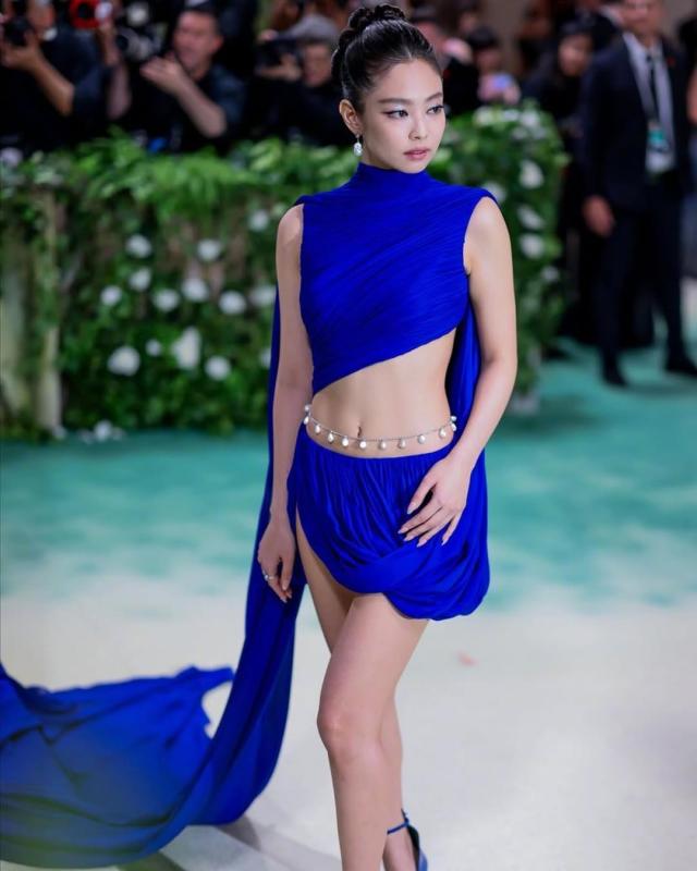Jennie kín bưng tới sự kiện, netizen phán “lùn thấy cưng”- Ảnh 11.