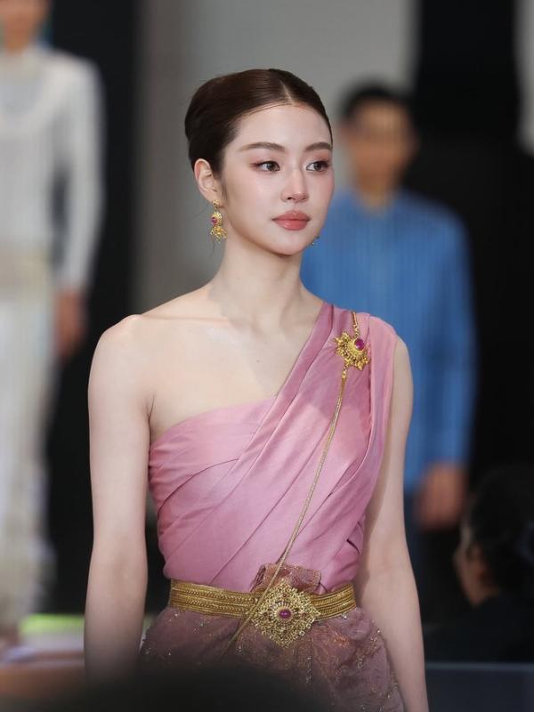 Tiểu thư Thái Lan đẹp tựa nữ thần đang gây bão mạng: Visual đúng chất như hoa như ngọc- Ảnh 2.