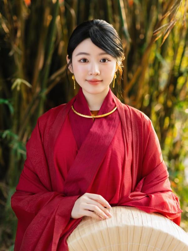3 mỹ nhân mặc đồ đỏ đẹp nhất ngày Xuân Bính Ngọ: Lọ Lem quá truyền thống, Linh Rin đụng hàng 1 người đẹp- Ảnh 4.