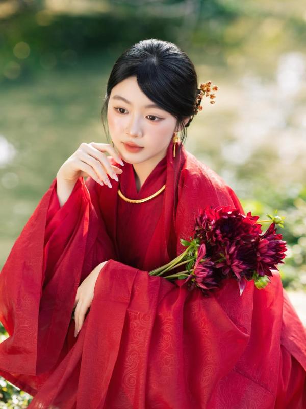 3 mỹ nhân mặc đồ đỏ đẹp nhất ngày Xuân Bính Ngọ: Lọ Lem quá truyền thống, Linh Rin đụng hàng 1 người đẹp- Ảnh 1.