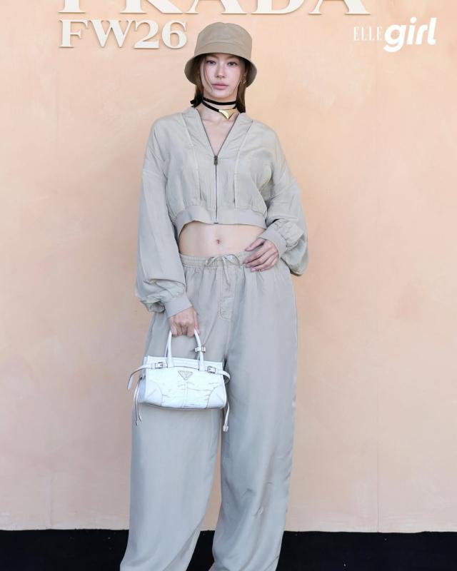 Show Prada năm nay: Tỷ phú Mark Zuckerberg ngồi front row gây tranh cãi, 2 nữ thần Hàn Quốc đọ sắc trong 1 khung hình- Ảnh 11.