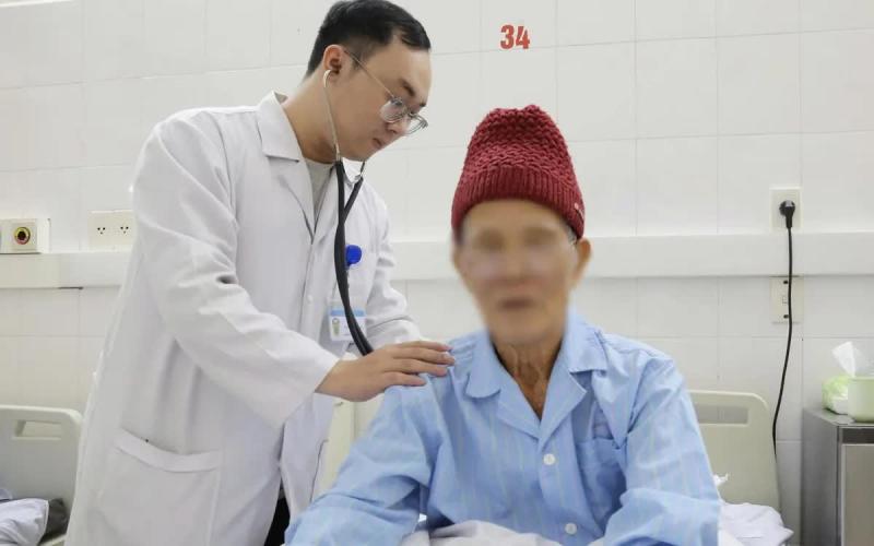 Phút cân não trong phòng can thiệp cứu bệnh nhân 86 tuổi sốc tim nguy kịch- Ảnh 1.