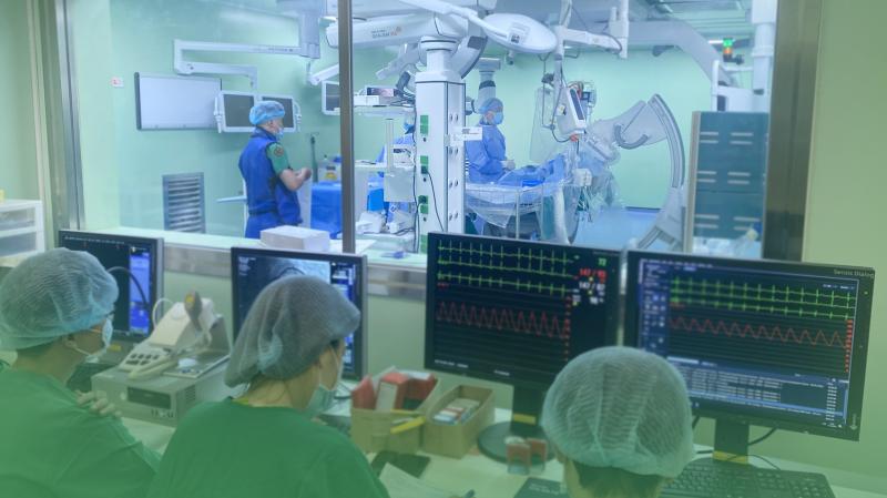 Đau bụng thông thường, vào bệnh viện đặt khẩn 5 stent cùng lúc- Ảnh 2.