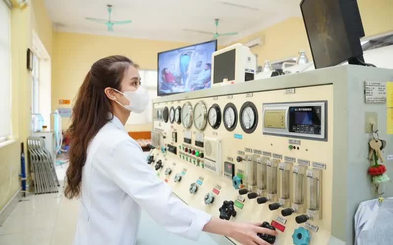 Oxy cao áp cứu bệnh nhân tai biến lặn- Ảnh 1.